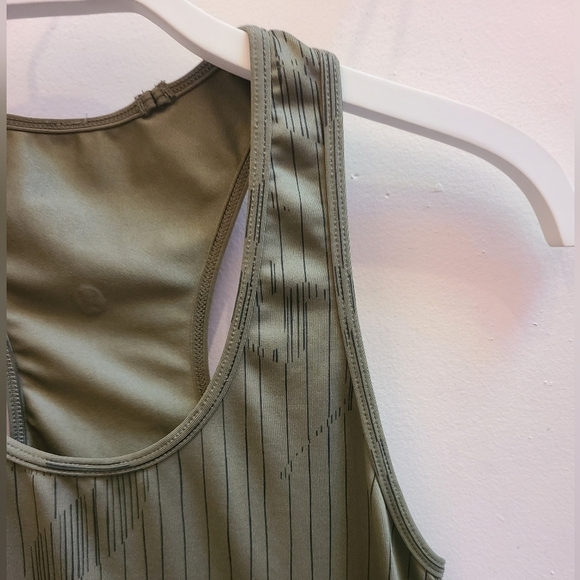 Lululemon Green Racerback Tank in Olive Green Leaf Print  - Size 4 - Picture 3 of 7